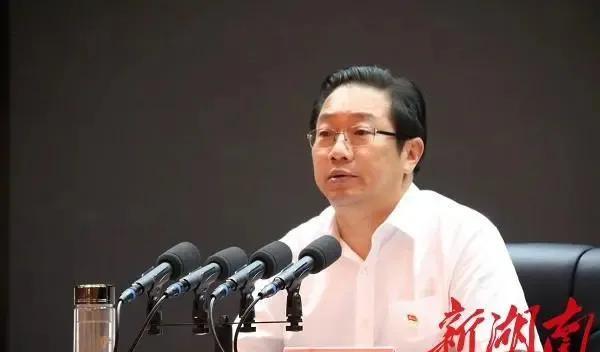 hr|80后美女干部以色谋权，以权谋私，终自作自受