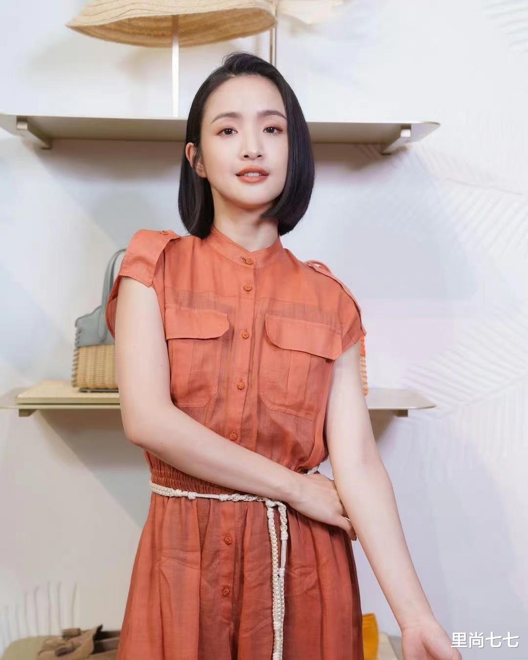 林依晨|林依晨快瘦成骨头人了，灯笼裤配花布鞋像老奶奶，满身褶皱太粗糙