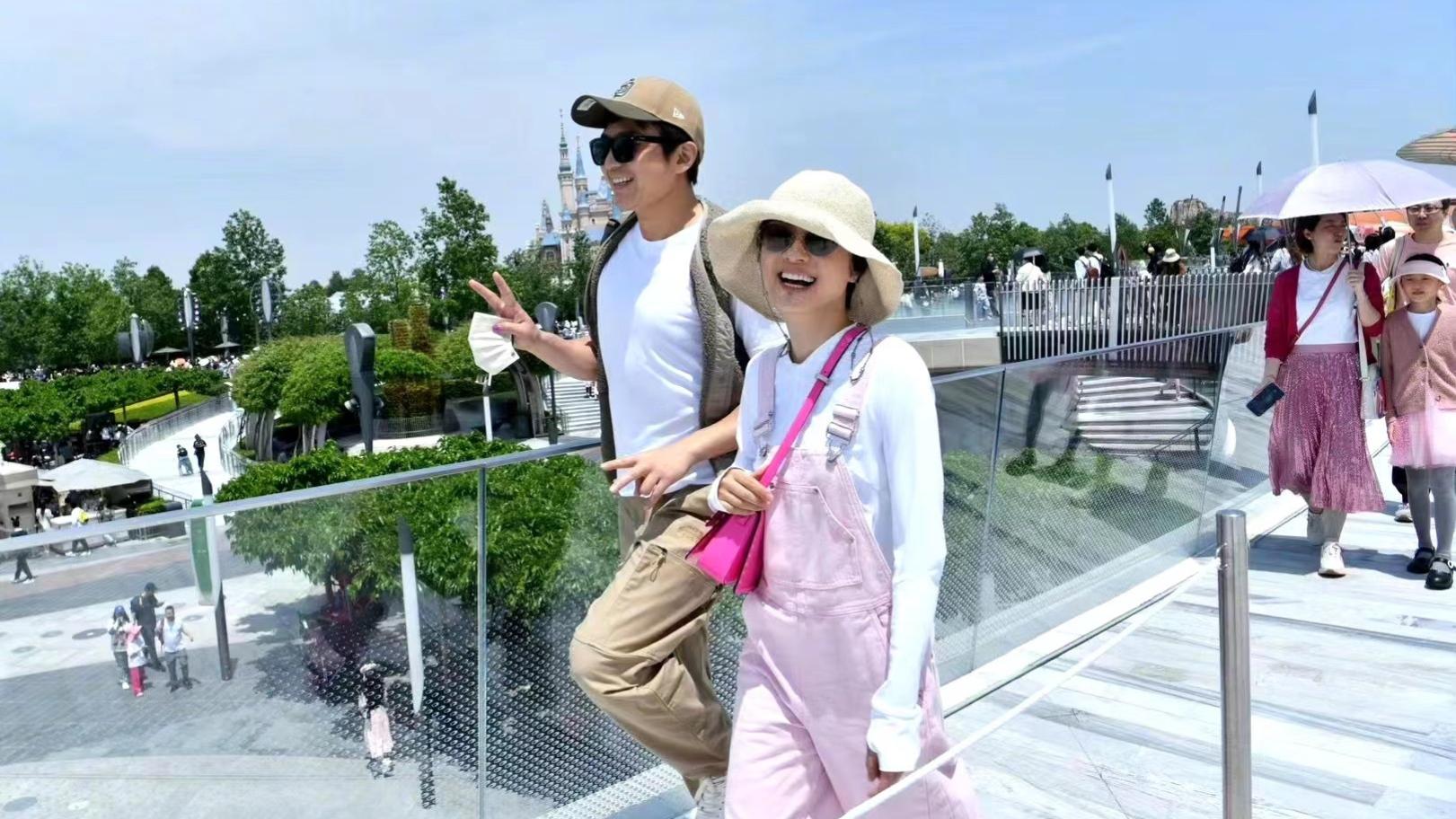 |孙俪晒假期游玩照，粉色背带裤搭配编织草帽，清新又减龄！