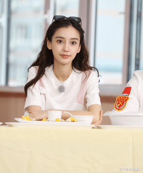 杨颖带儿子吃豪餐，事业停摆的她，被曝坐拥27亿身家不用愁