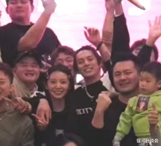 王鹤棣追求田曦薇，两人亲密照曝光，网友：这是要抛弃虞书欣了？