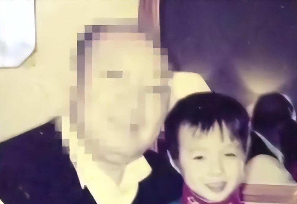 张艺兴|张艺兴爸爸好低调,跟朋友在快餐店吃饭