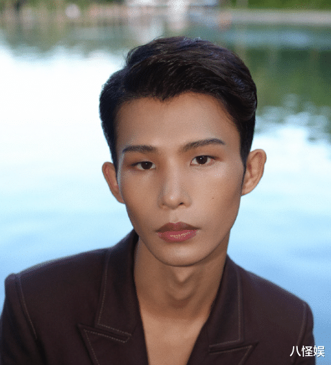 易烊千玺弟弟近照曝光,登台走秀颜值服装引争议,眉眼很像哥哥