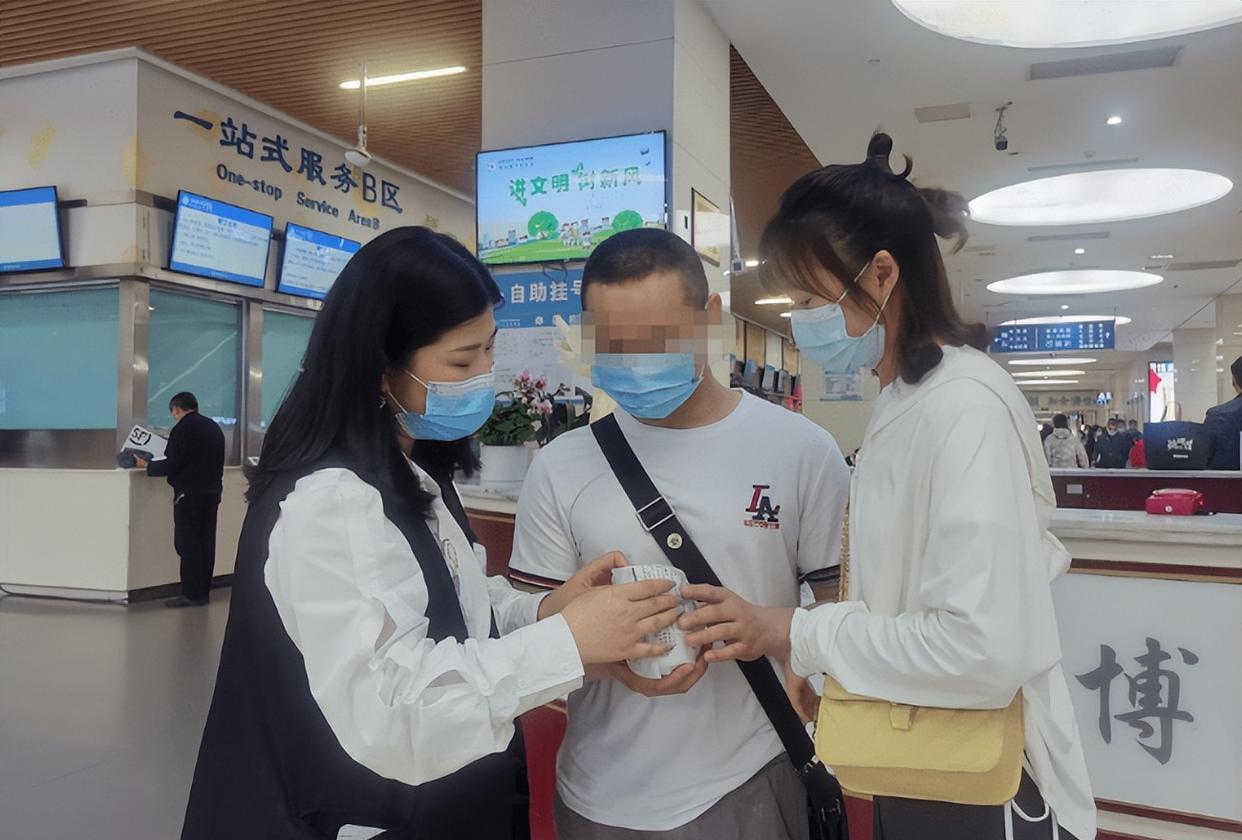 “临时儿女”兴起月薪过万，95后做陪诊师，月收入1.8万—2.5万