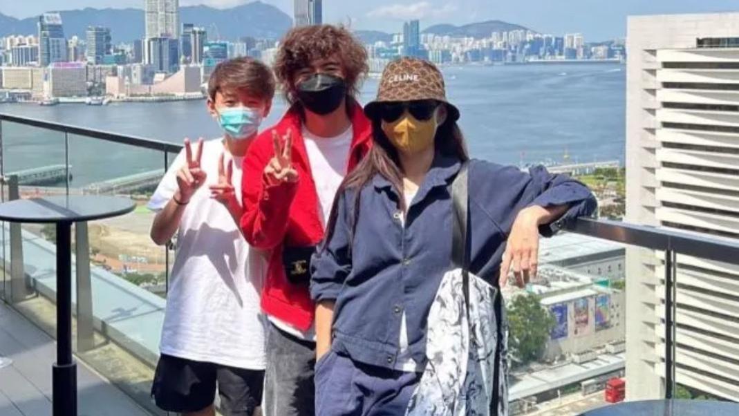 张柏芝|闹了个乌龙！张柏芝与“神秘男”十指相扣逛街，真实身份是大儿子