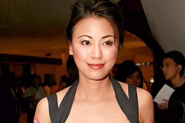 她曾与艳星同居2年，公开热吻洋妞，如今54岁坦白：我男女通吃