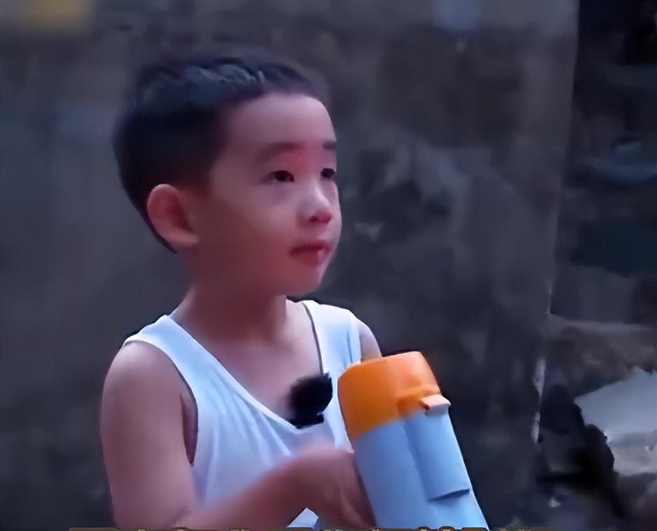 jasper|陈小春儿子长大了，10岁jasper当国际学校导游，精英教育惹人羡慕