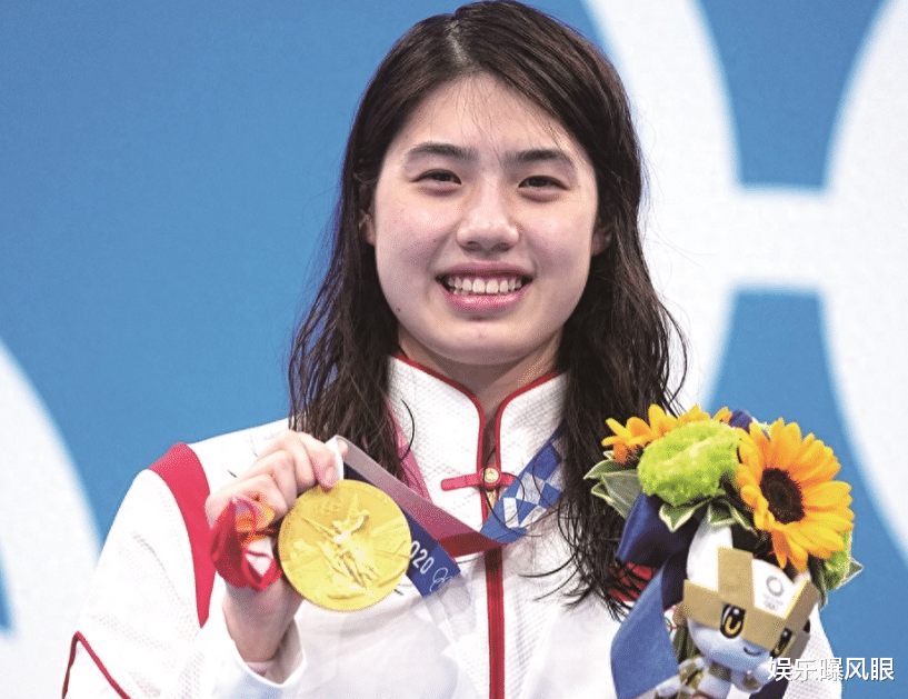 霍启山霍震霆围观女子游泳赛,认真似相亲挑媳妇,网友牵线张雨霏