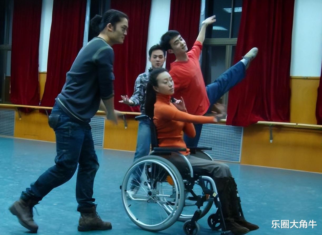 善恶终有报！那个让张艺谋愧疚一生的女人，已经走上了另一条大道