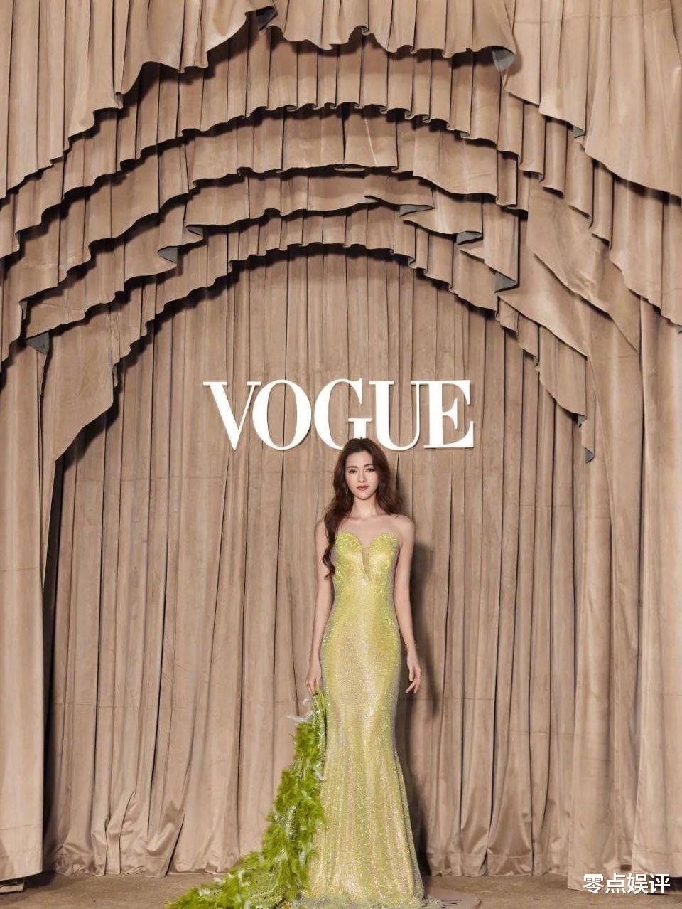 周冬雨张子枫红毯造型尴尬：想性感露了个寂寞，童星别穿大人衣服