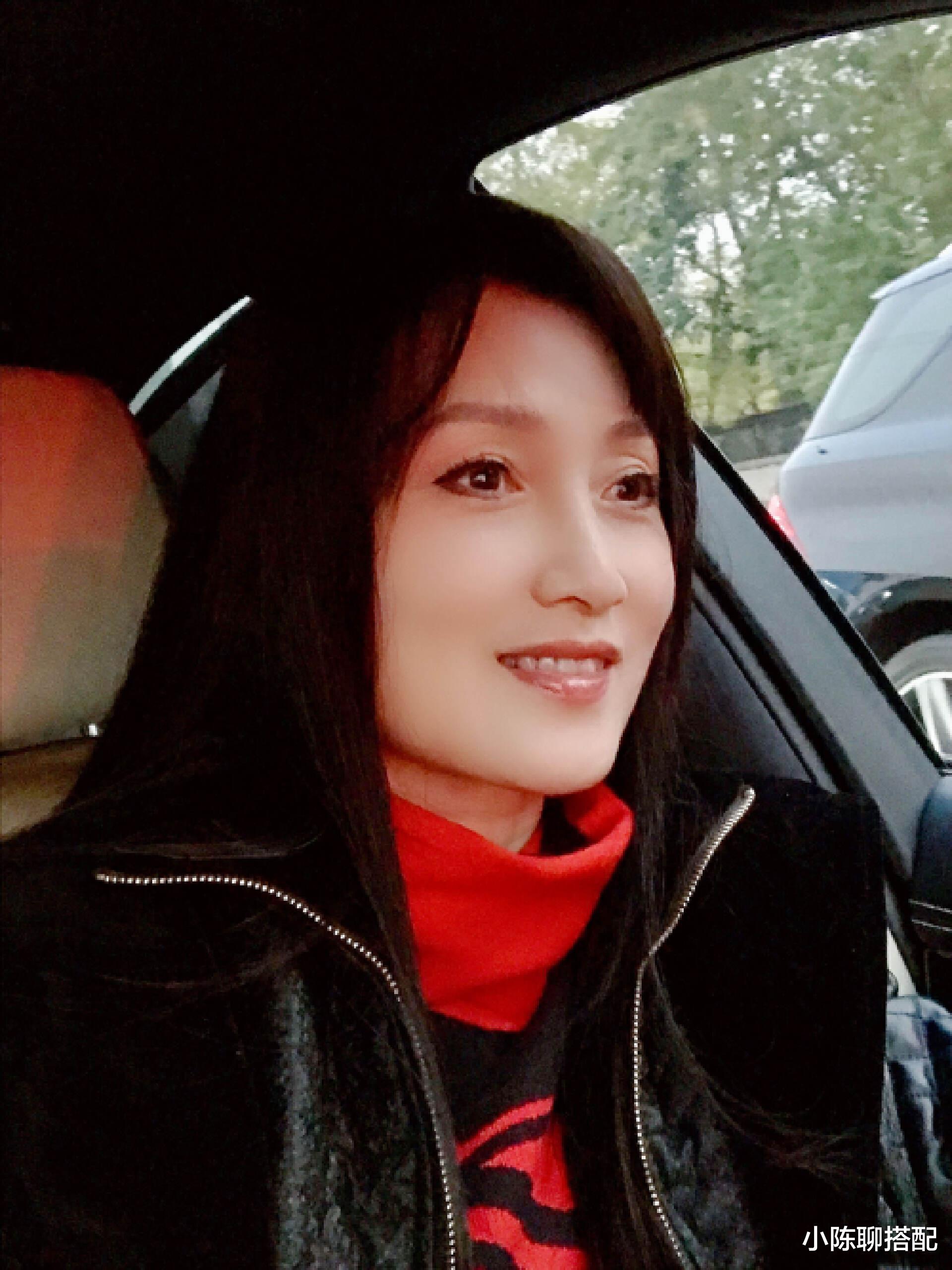 穿衣搭配 最美贵妃林芳兵57岁留“女神头”，瘦身后穿衣简单却时髦逆龄变美