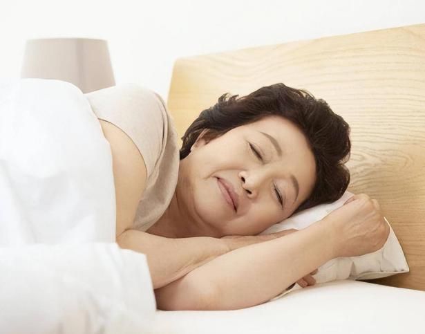 睡眠|大家都被“8小时睡眠论”忽悠了？50岁后，最佳睡觉时间是多少？