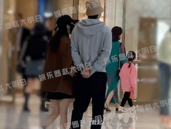 曝陈牧驰陈冰同居实锤！男方助理接陈冰回家，深夜在家吃水果热聊