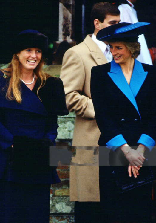 查尔斯前弟媳莎拉，一身圣诞色仍然风韵犹存，年轻时和戴妃是闺蜜