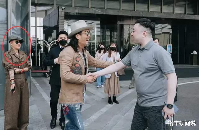 孙兴|孙兴携富婆外出遇堵车，亲自下车指挥，一个寸头一个扎辫堪称绝配