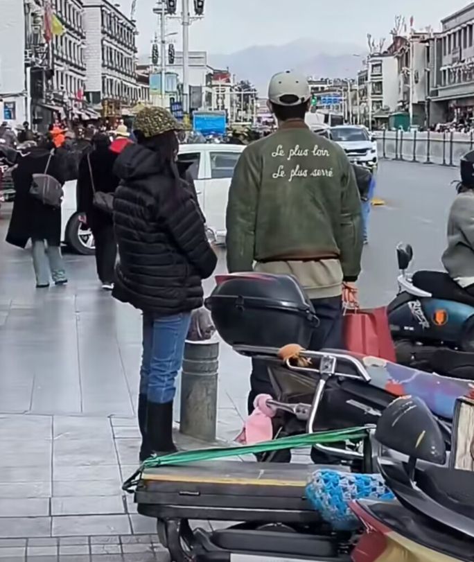 霍思燕|西藏街头偶遇杜江夫妇，霍思燕面部圆润显沧桑，近照被指像路人