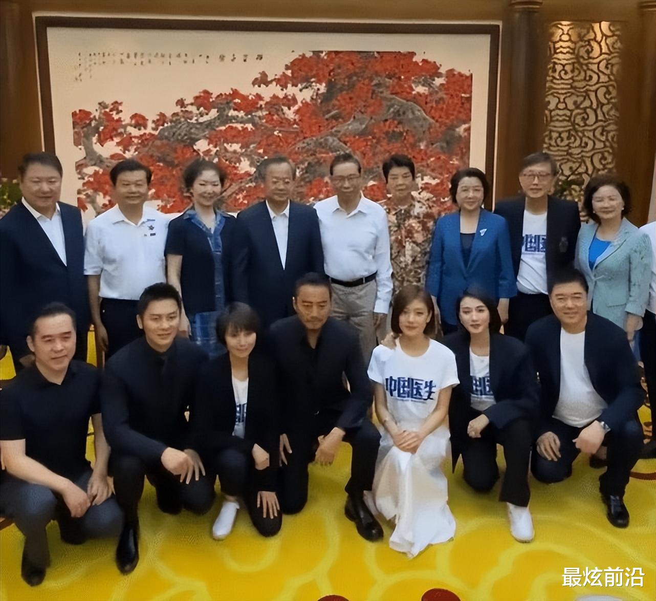 穿衣搭配|钟南山罕见携妻亮相，身姿挺拔精神矍铄，87岁夫人满头黑发气质佳