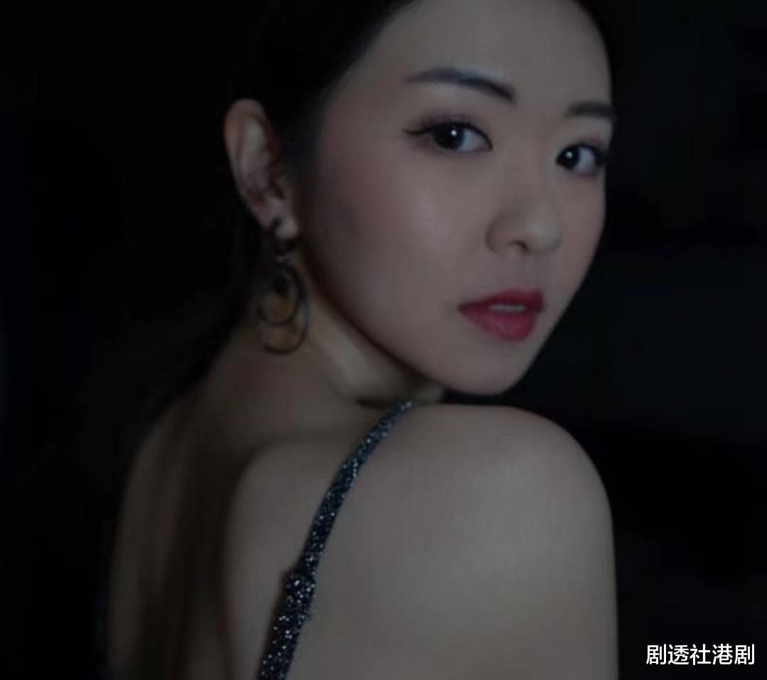 突发!英皇歌手无预警宣布与模特女友分手,女方曾扬言在等着求婚