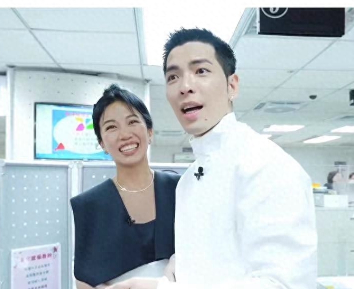 萧敬腾写长文谈新婚，发誓用一生爱老婆，公开中风岳父证婚画面让人泪崩