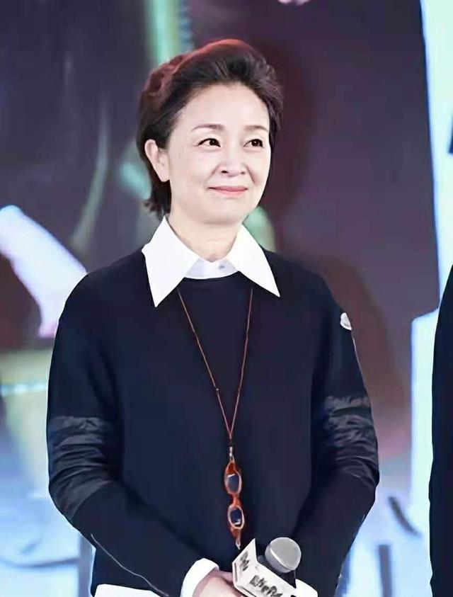 空腹 被66岁刘莉莉惊艳了:不穿老年装、头发带卷不过肩,美得端庄得体