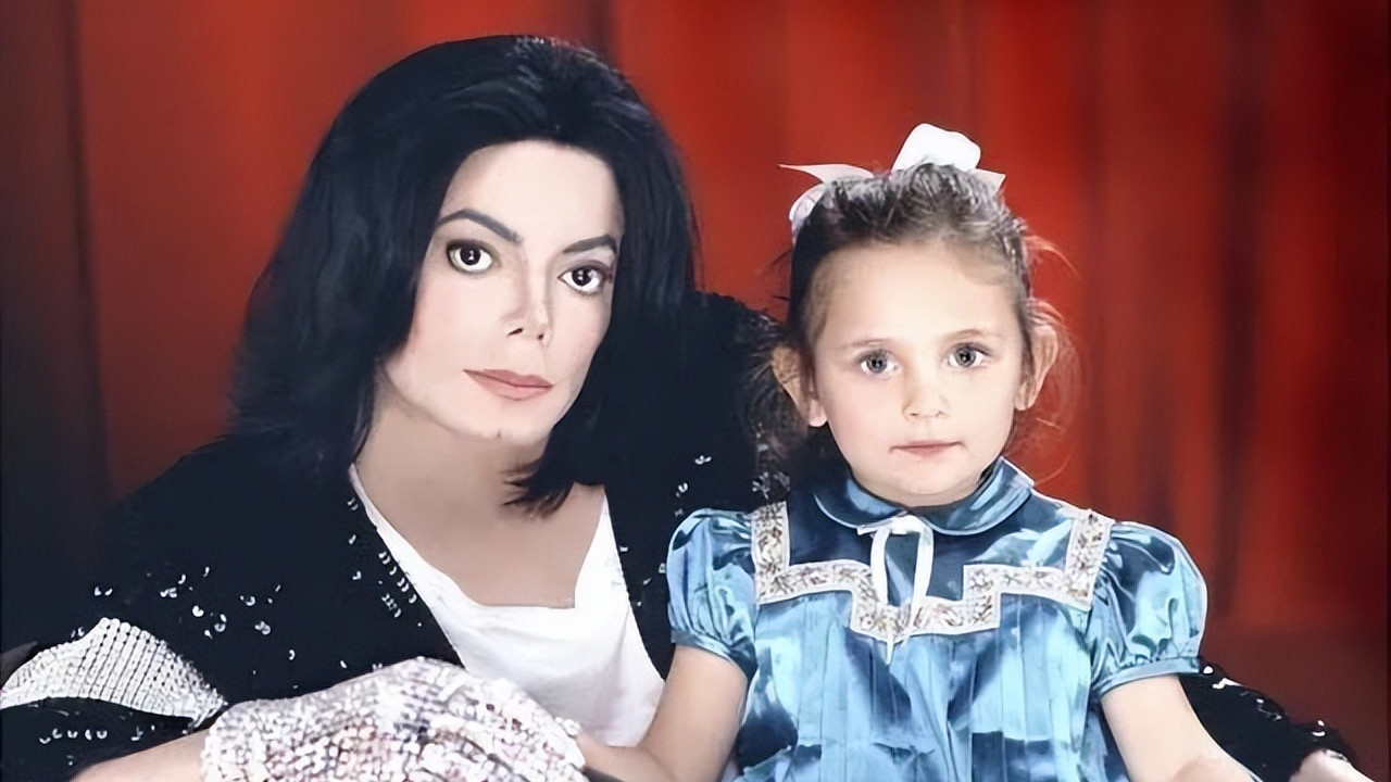 杰克逊唯一的女儿：11岁丧父骤然失宠，如今25岁皮肤白皙布满纹身