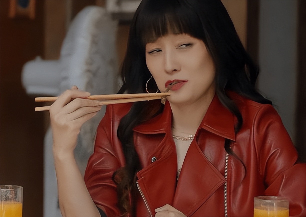 40岁孙俪活动近照,大冬天露大腿一脸凶相,养生过度“害”了她