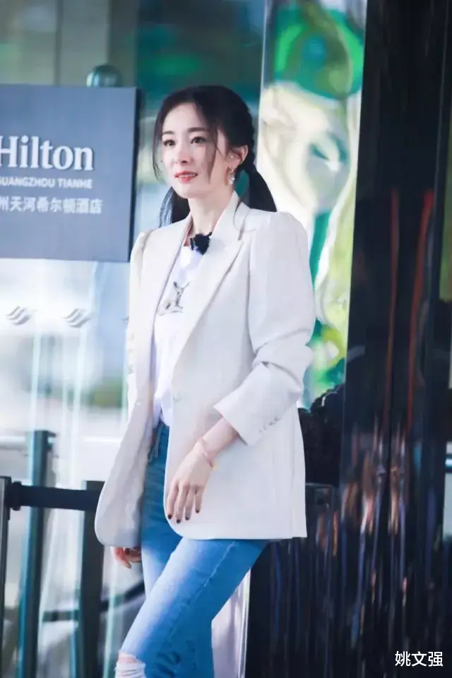 杨幂 杨幂又解锁了一种新时尚,叫“头上是少女,身上是熟女”,美炸了