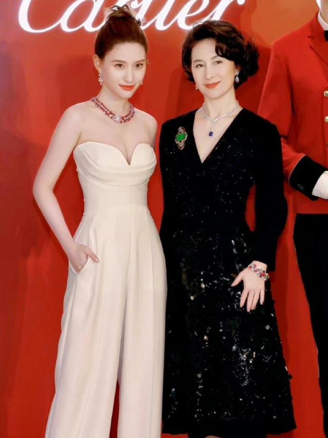 发型 看了何超琼的打扮，我悟了：穿裙显腰线、头发不过肩，更优雅得体