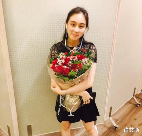 读女校遭棒打鸳鸯,与华为千金组闺蜜团,何超欣才是四房的王牌?