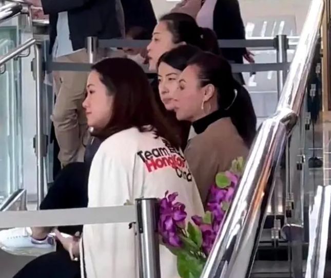 郭晶晶|郭晶晶现身花样滑冰公开赛,素颜露面状态获赞,大口吃干粮接地气