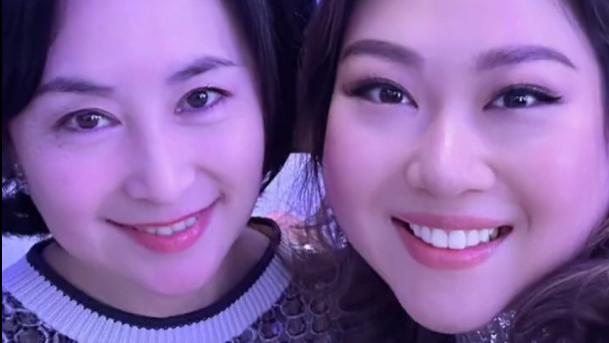 曾昭怡晒视频：与干妈何超琼开心合影，和甘比一起比耶拍照！