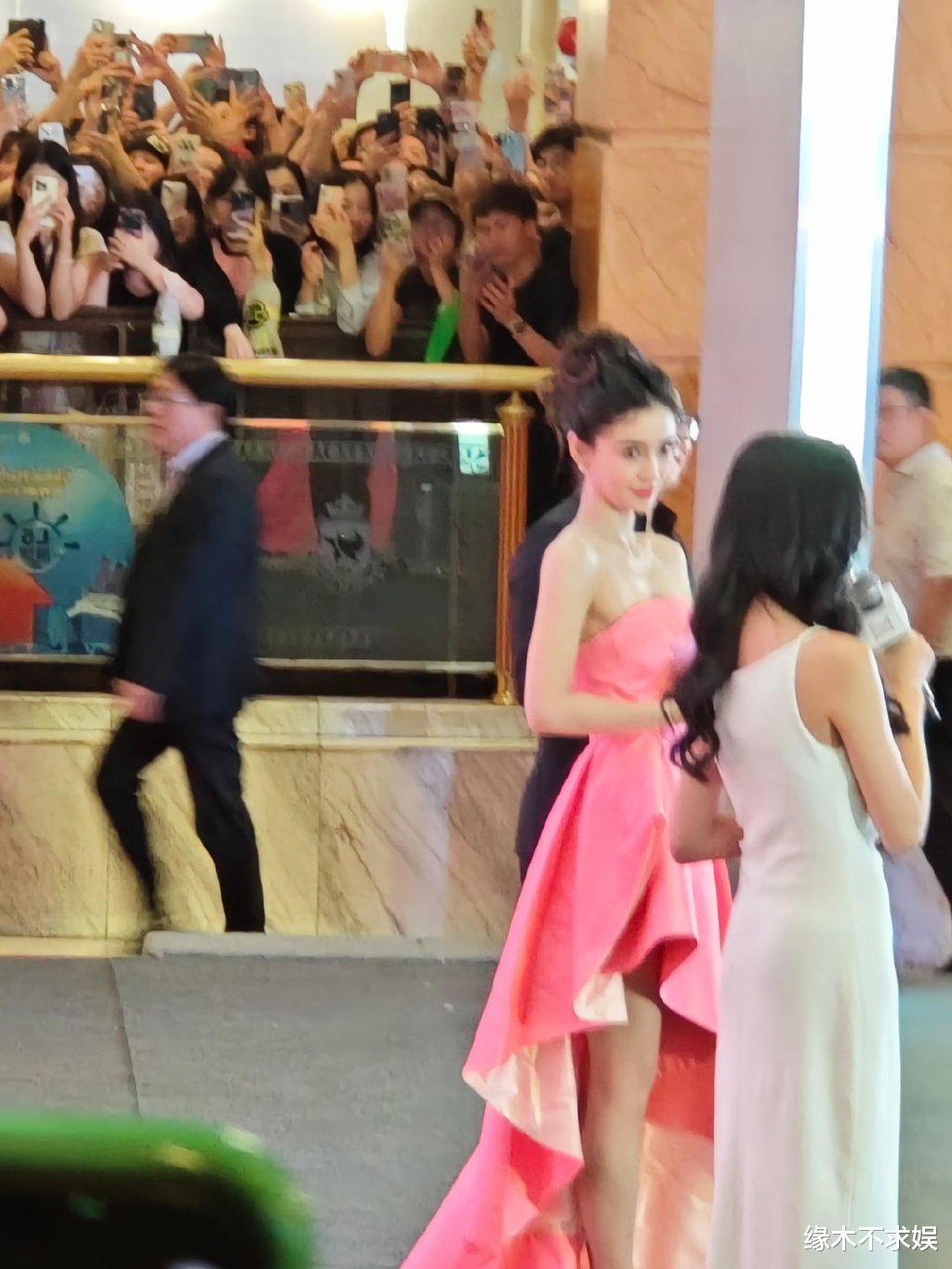 Angelababy线下活动受追捧,生图暴瘦到胸骨凸起,腿部伤痕令人心疼