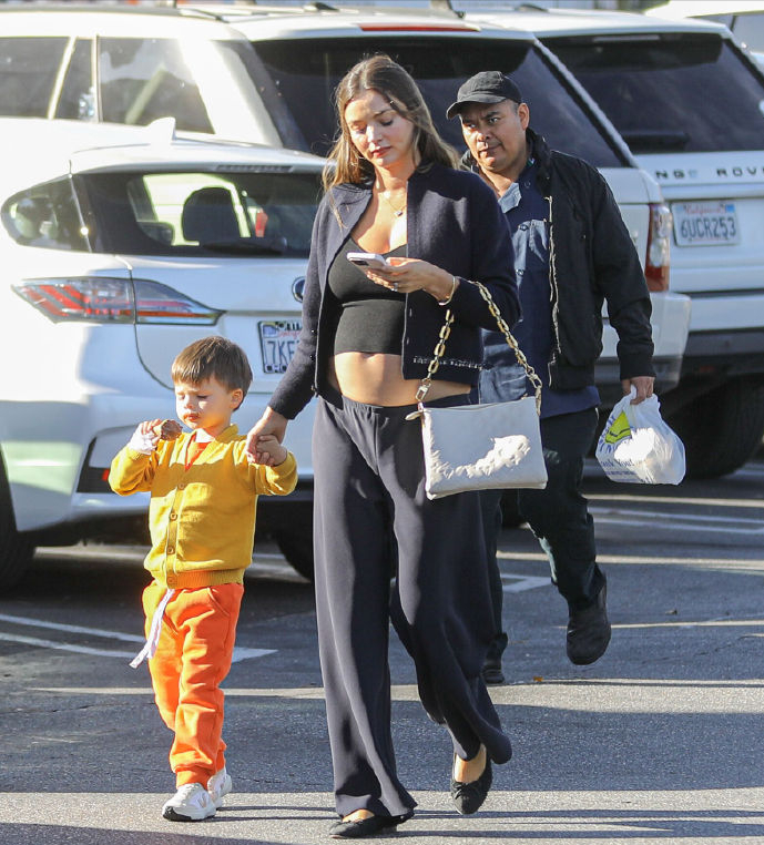 米兰达可儿挺5个月四胎孕肚出街!光着肚皮带着小儿子,还是很美