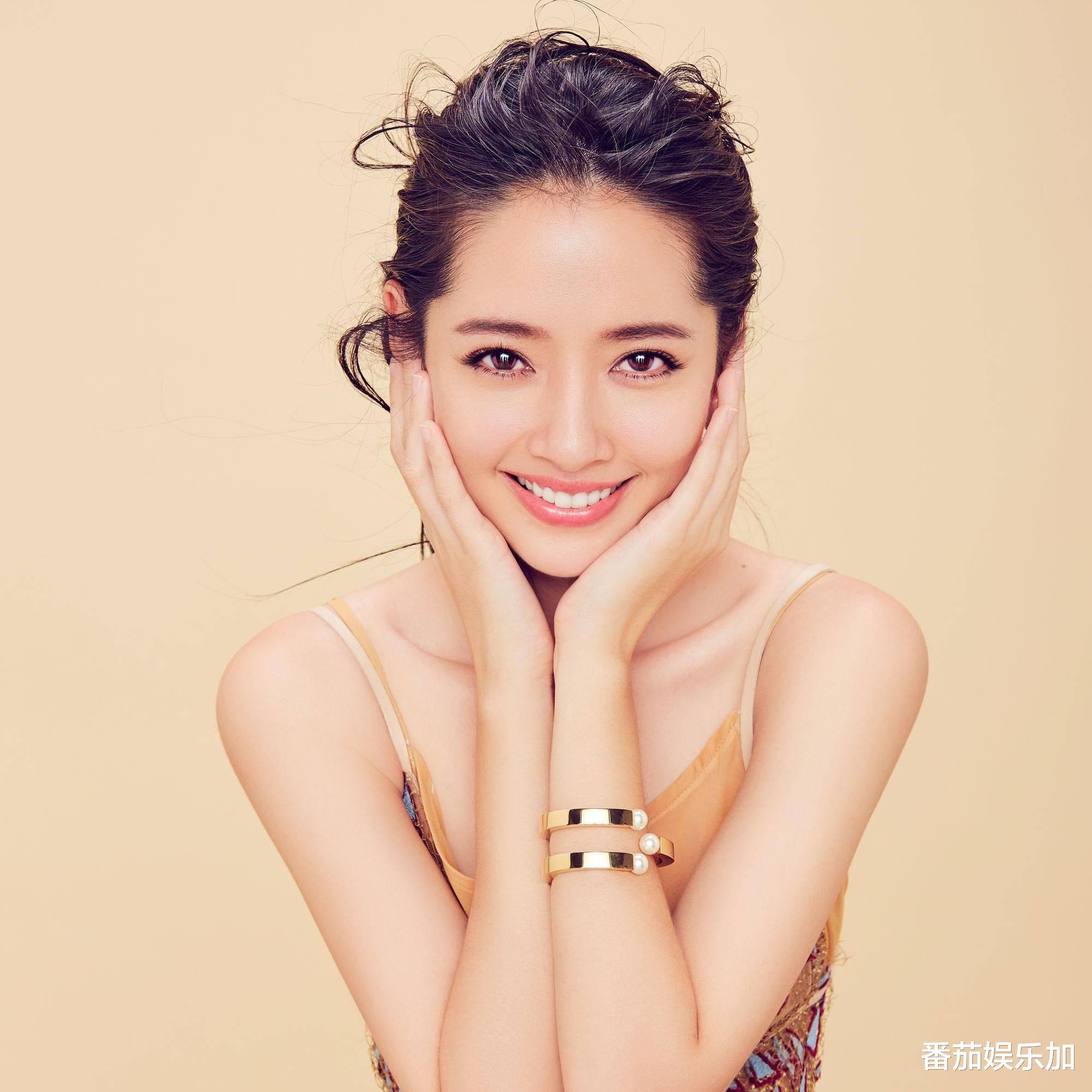 郭碧婷穿睡衣形似婆婆参加婚礼,向佐抱女一路护妻,网友疑怀孕