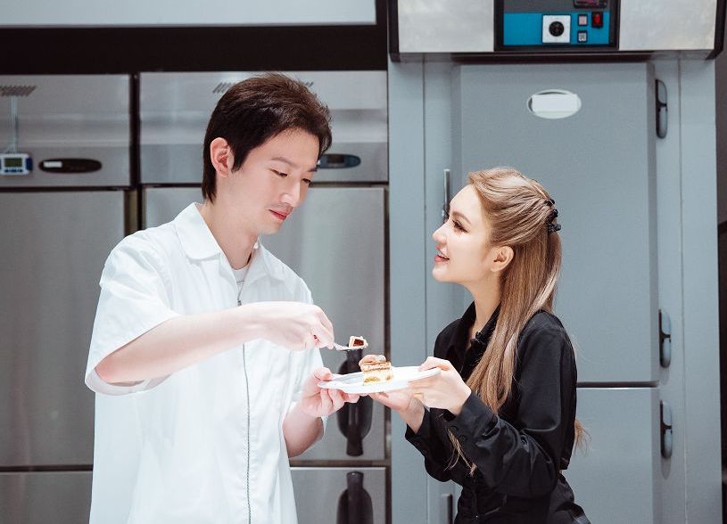 摆摊|好利来二公子摆摊惹争议，开百万豪车卖6块6蛋糕，网友质疑是炒作