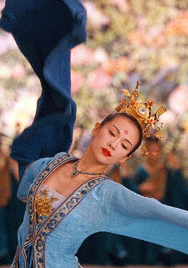 真人干瘦枯黄，荧屏上惊艳全场，这7位女星上镜前后反差巨大，来对比一下