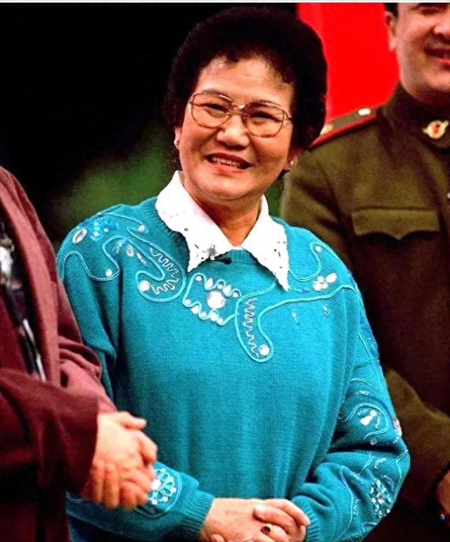 春晚一句台词识破间谍,去世23年的赵丽蓉,仍被多家官媒发文缅怀