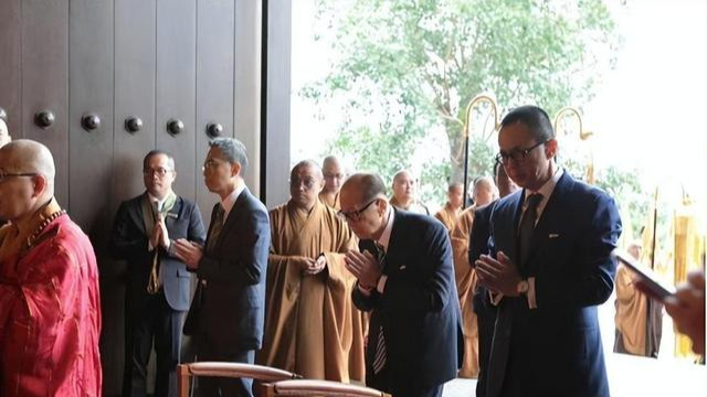 回顾：95岁李嘉诚现身灵隐寺，身形暴瘦腿如麻杆，众保镖贴身保护