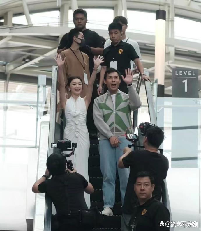 新加坡偶遇周冬雨第二弹！真人不到70斤，脸部崎岖被质疑医美失败