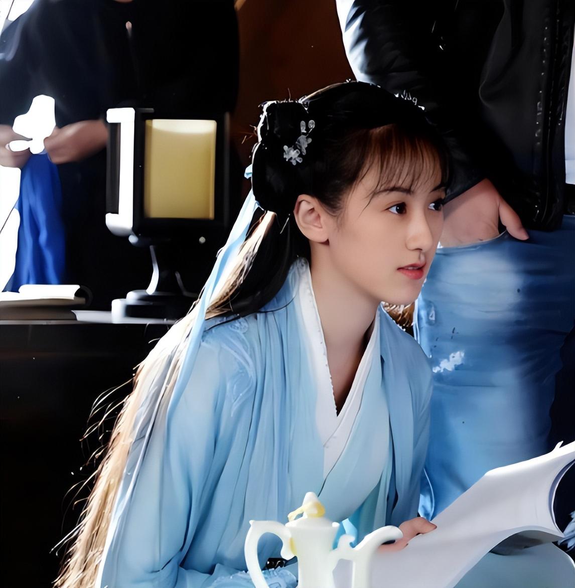 躺着化妆闻桂花,助理被当丫鬟使唤,内娱明星们在“高贵”什么?