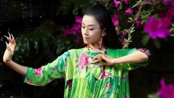 杨丽萍舞台表演“阴阳双修”！臀部半露引热议，网友：原形毕露