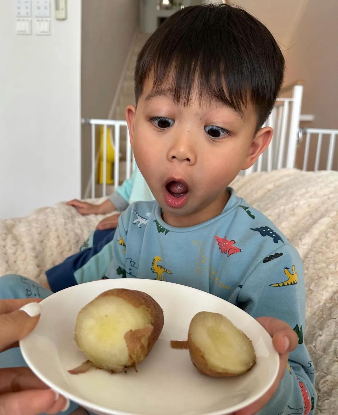 胡杏儿|胡杏儿晒儿子萌照，奕霖穿蚯蚓装气鼓鼓，奕霆示范正确穿法太聪明