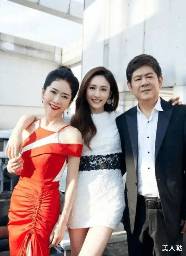 郑钧大9岁丈母娘比她老婆还美！63岁穿露肩裙扎丸子头，把明星女儿风头全抢了