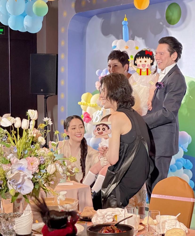 向华强带孙女探班向太，抱娃姿势老练超宠溺，3岁小奶皇留短发好可爱