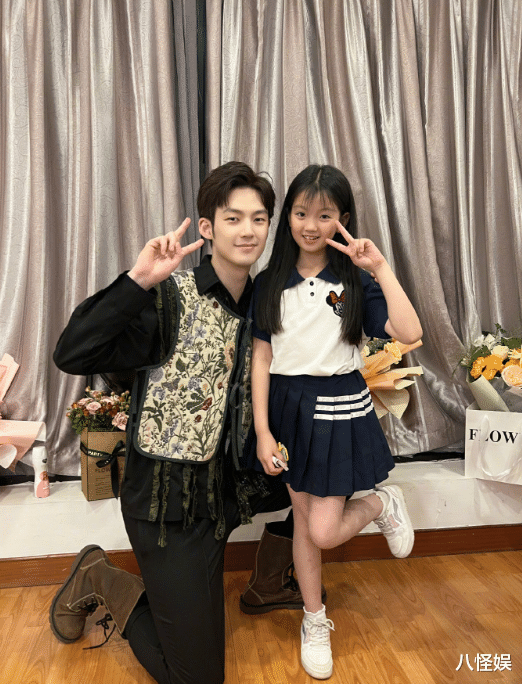 童星阿拉蕾近照曝光，没有长歪还越长越漂亮，大眼睛超有灵气