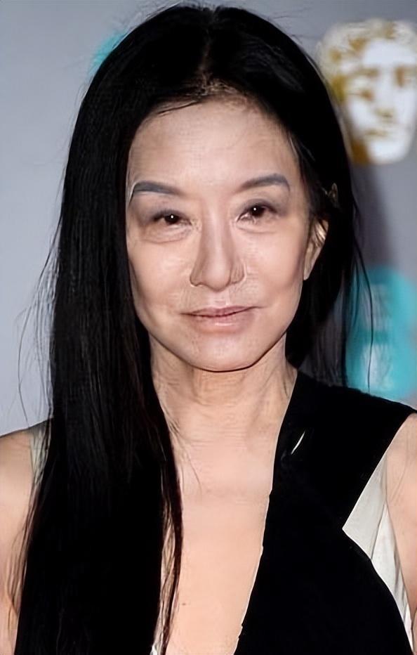 花滑|王薇薇:73岁皮不松肉不垮,背影如少女,家世显赫身边小鲜肉不断