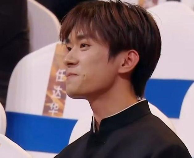 诺一|诺一现身成都被偶遇,全身上下七种颜色,妹妹霓娜近照撞脸杨颖