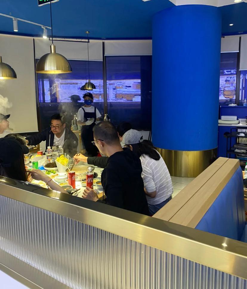 章子怡|章子怡在三亚度假被偶遇,应粉丝要求合影来者不拒,为人和善被盛赞