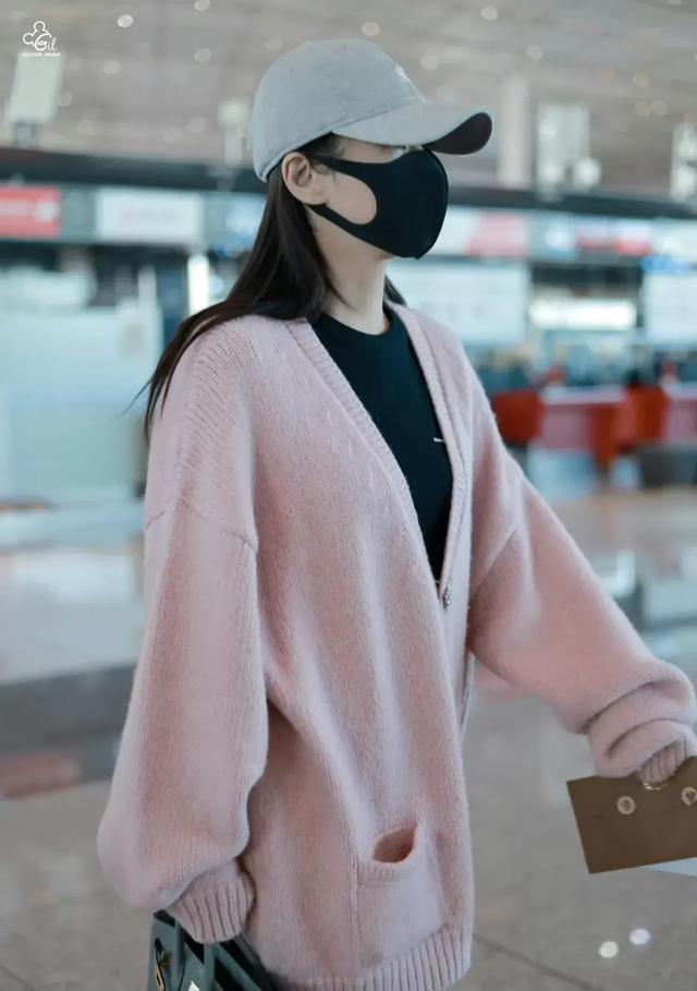 钟欣潼深圳机场被偶遇，本人也就一米五左右，跟电视上相差很大！