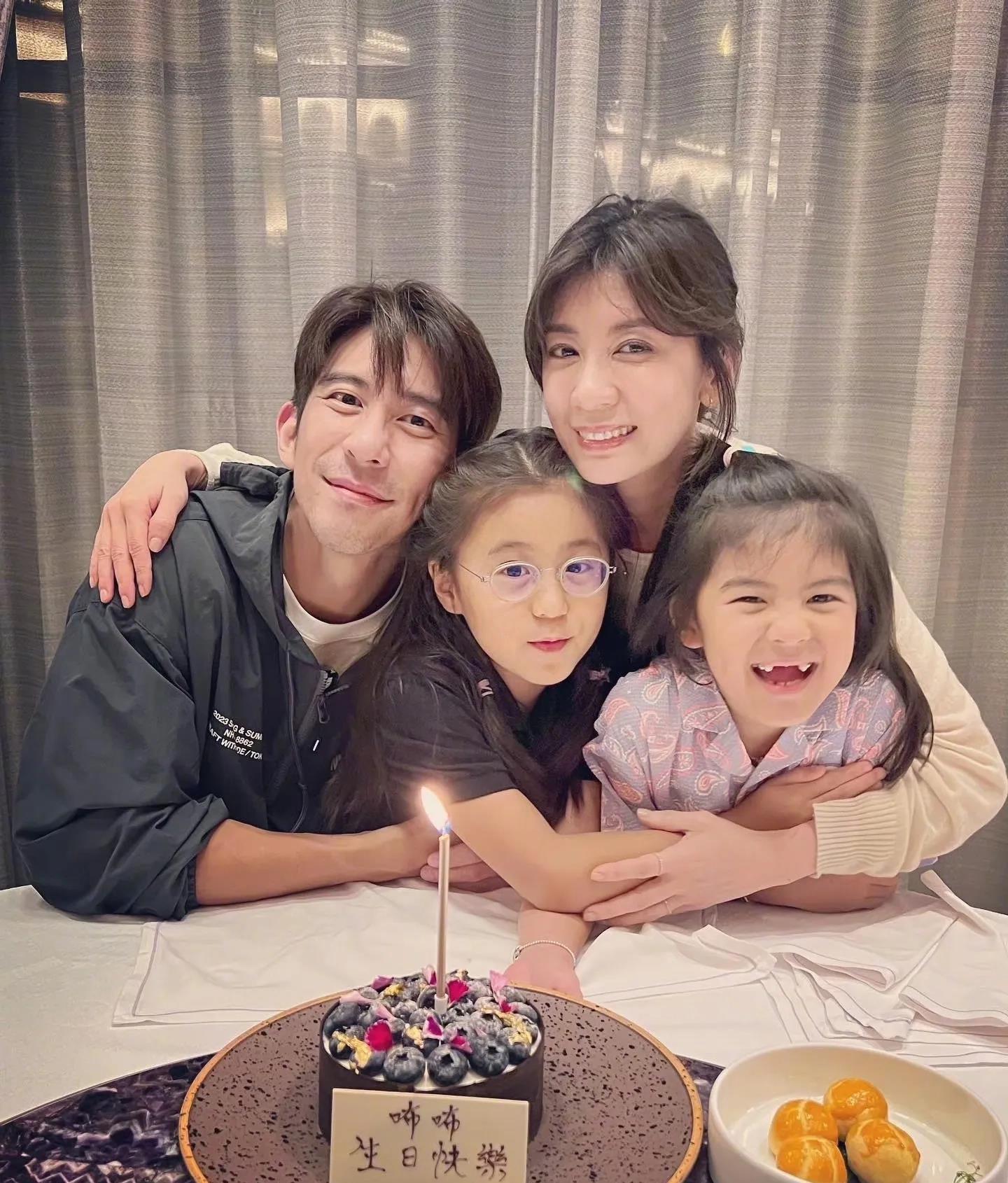 贾静雯晒照为咘咘庆生!文案曝光愿望,8岁的咘咘手持香槟,颜值大变